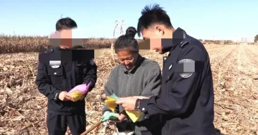 黑龙江哈尔滨，53岁农村大妈，正在自家地里焚烧秸秆，刚好被巡逻民警看见，被警方拘
