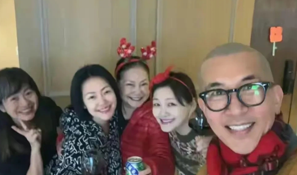 大S邻居呛声小S，既然你那么喜欢和大S骨灰说话，就把大S骨灰放你家里，不要影响小