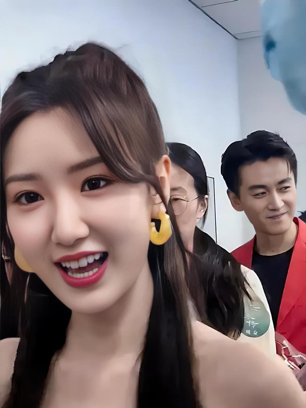 民政局打印机墨盒还没干透，狗仔的镜头已经开启超清模式。坚果包装袋上的褶皱、同款手