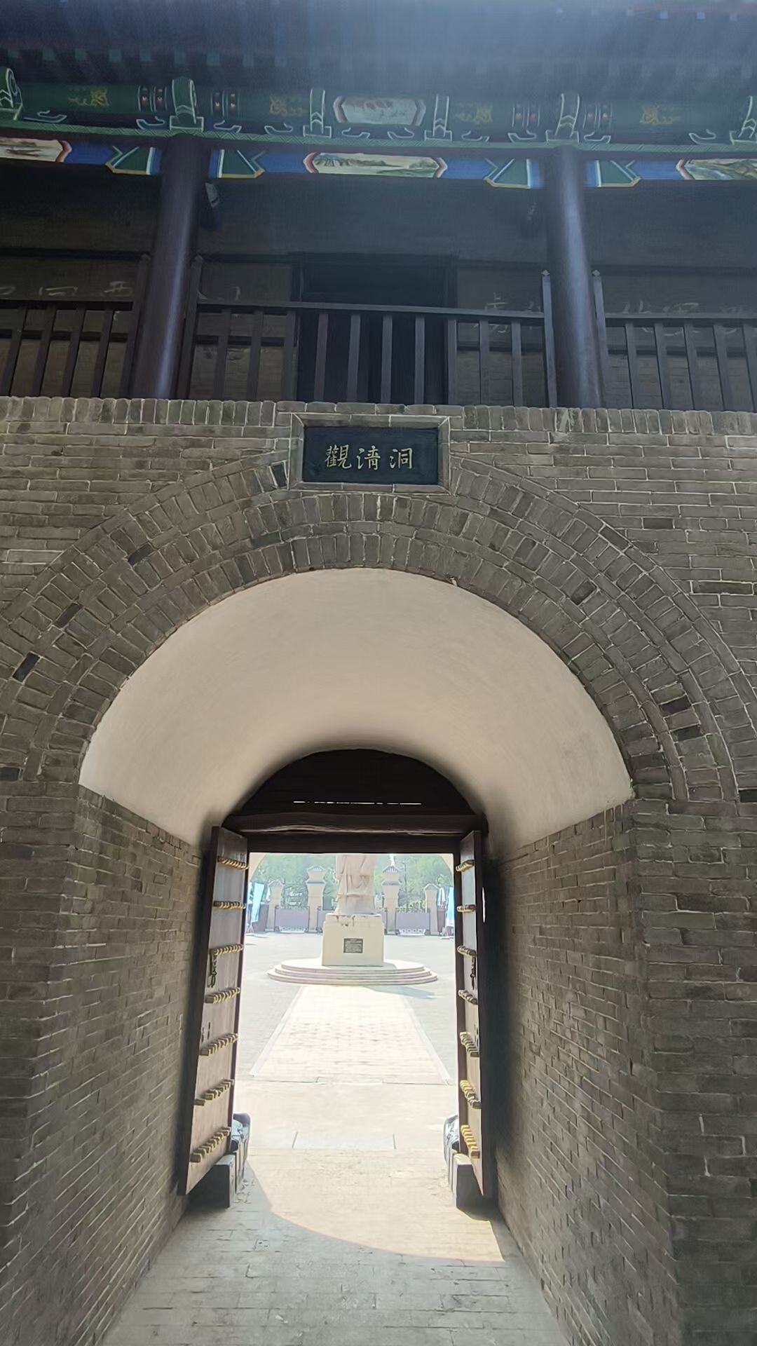 吹尽西陵歌舞尘，当时屋瓦始称珍；
​甄陶往往成今手，尚托虚名动世人！