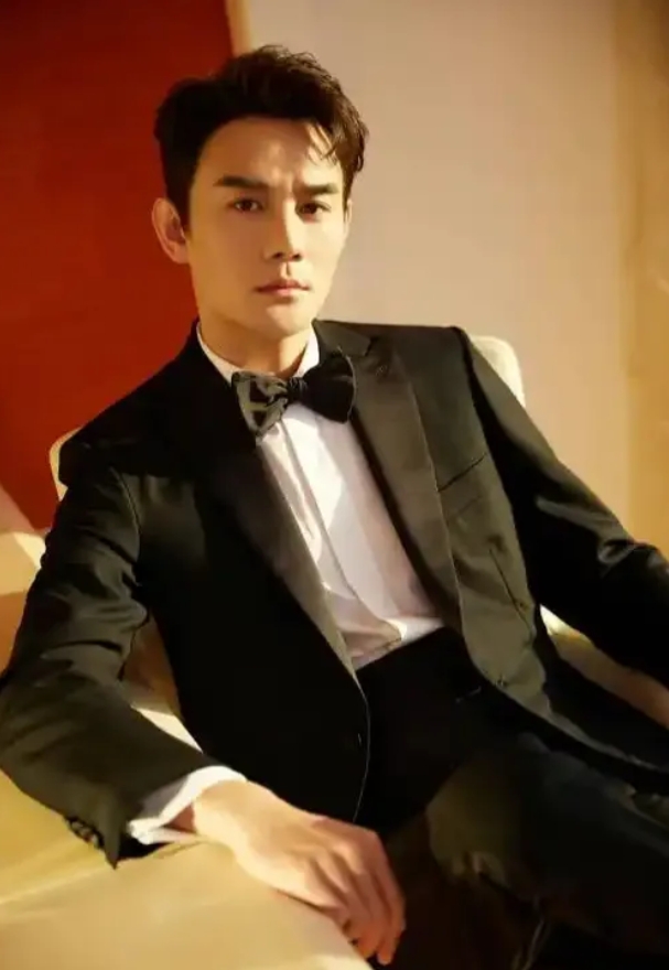 王凯，42岁黄金单身汉，绯闻绝缘体，娱乐圈的一股清流！家有妹妹，却无老爸，亿元身