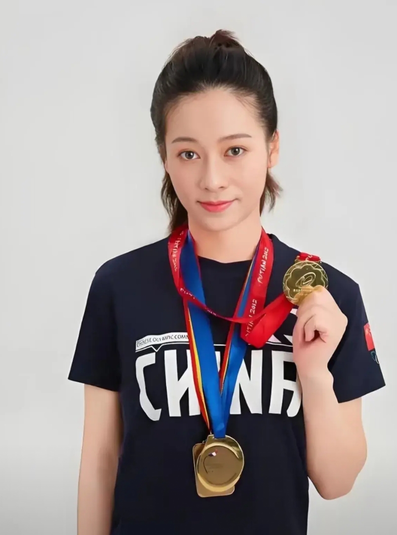 吴柳芳冷知识： 她来自广西柳州，名字与家乡有关。 4岁开始体操训练，11岁入广东