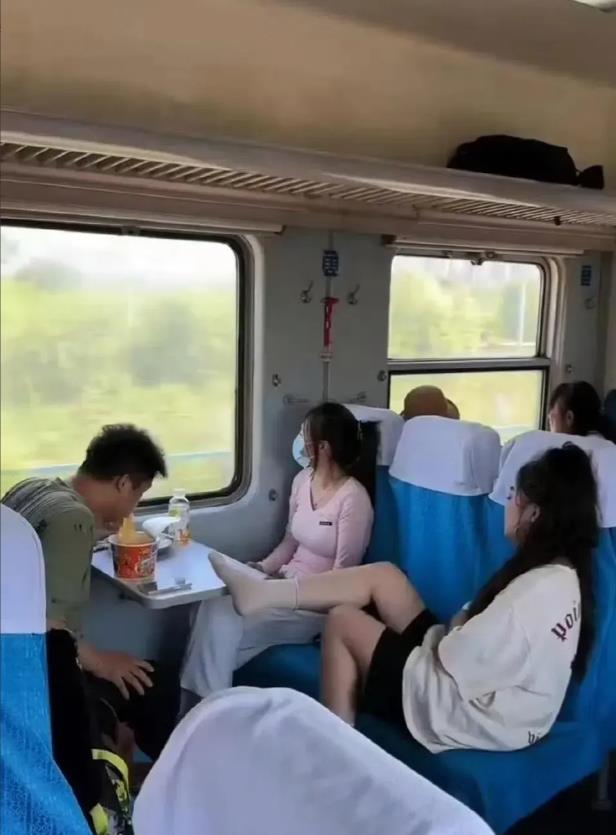 这女的打扮得漂漂亮亮，为何素质如此低下？