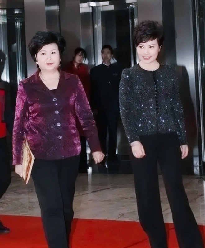 知名主持人邢质斌和李瑞英出席活动时的珍贵合影，气场全开！镜头下的她们留着短发，邢