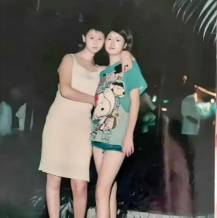 1998年，深圳街头，蛇口三洋工业园里，两名白领女孩，留下的一张合影，那时的她们