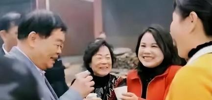 1969年，23岁的曹德旺在妈妈的安排下结婚，虽然对妻子陈凤英不是很满意，但他也