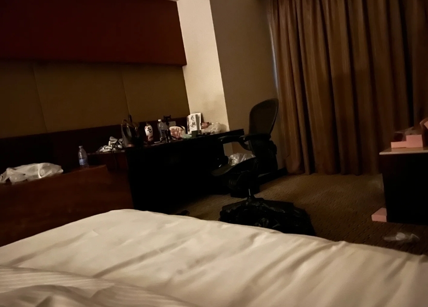 考证券从业资格的时候， 在酒店和我室友打算好好休息第二天好好考试， 结果旁边女生