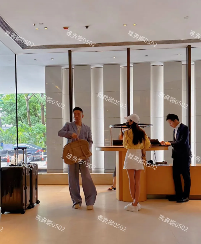 香港酒店大堂偶遇汪小菲，他好喜欢穿这套皱皱巴巴的西服，高高瘦瘦的有点儿黑皮肤不太