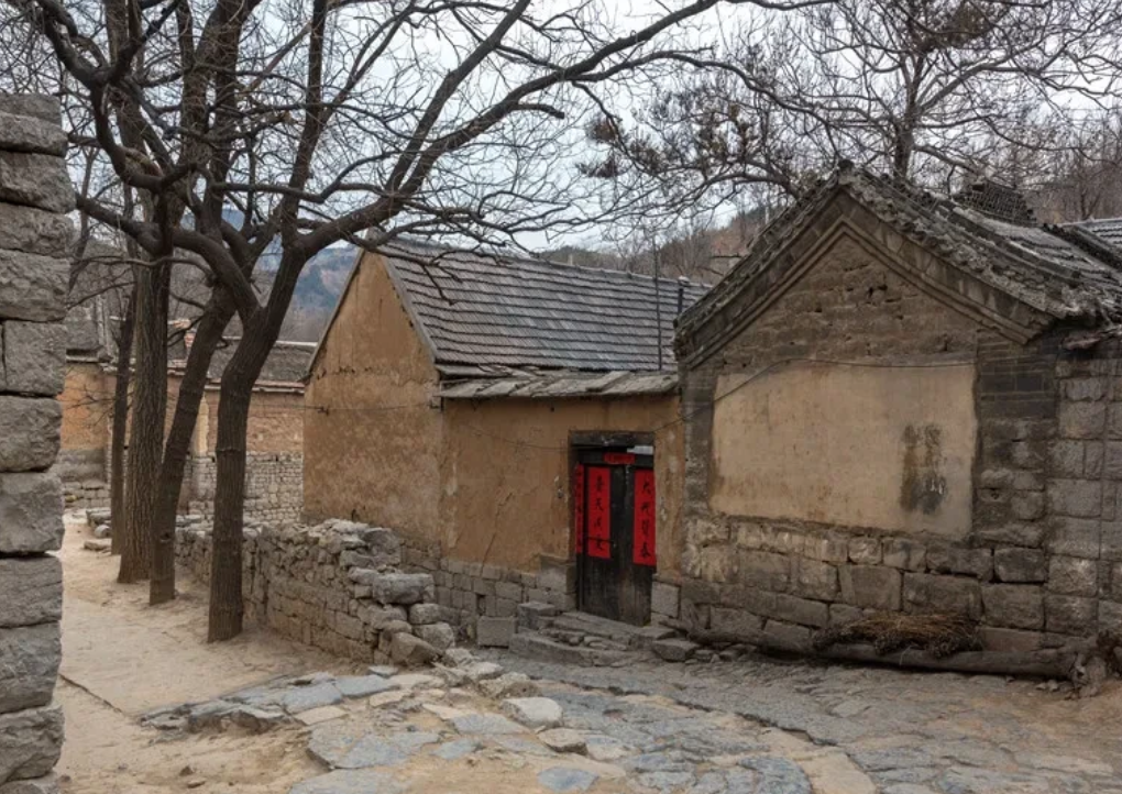 陕西西安，男子是一光棍汉，听说村里要拆迁，便绞尽脑汁算计怎么多得点拆迁赔偿，他想