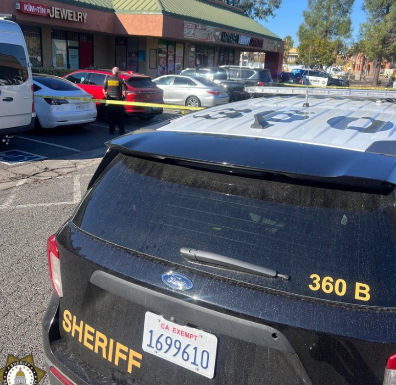 美国拥枪就能保安全？越南裔珠宝店女老板狂射抢劫黑人匪徒，却被当场打死！很多迷信美