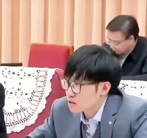 终于出现比马化腾、马云牛的人了，他就是梁文峰。

他太年轻了，85年出生，创立的