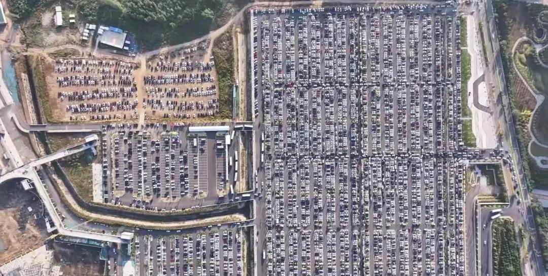 少林寺方丈兼董事长释永信太有经商头脑了！
高峰期去少林寺在10几20公里外就开始