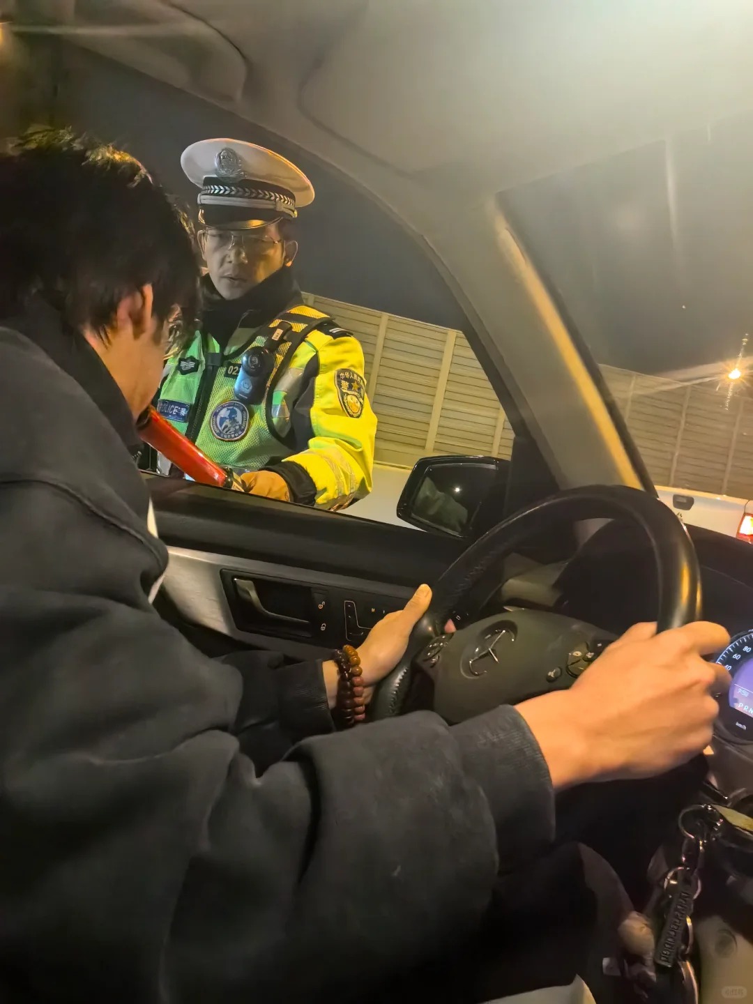 交警叔叔慌了，哈哈哈
​交警查车分两种：
​一种是酒后怕交警，
​另一种是新手上