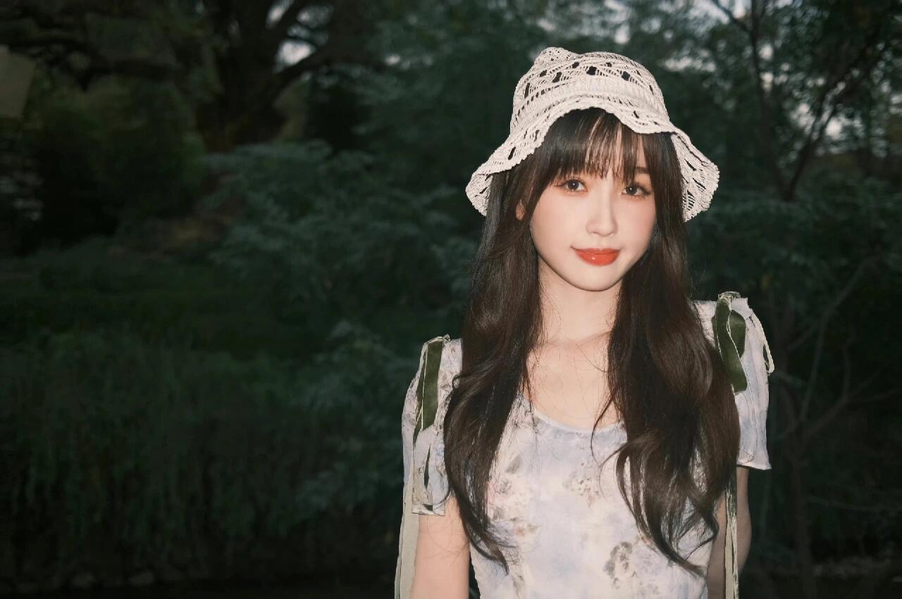 虞书欣散发着耀眼的光芒