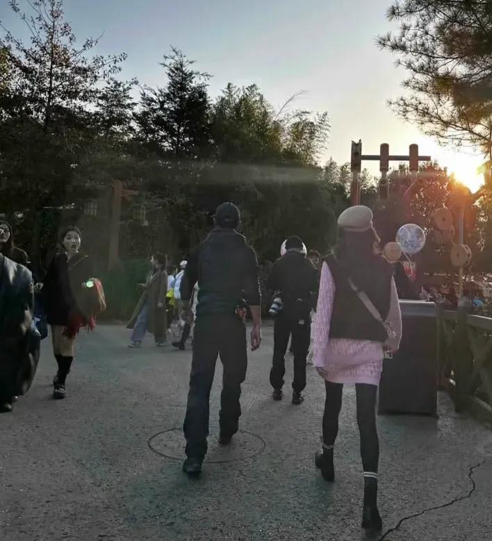 唐嫣罗晋带女儿逛迪士尼被偶遇。
 
她老公很帅，她这粉嫩粉嫩的衣服应该给她女儿穿