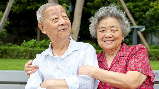 伺候90岁痴呆母亲6年，宁愿被骂为不孝子，也要将母亲送进养老院