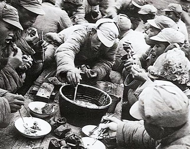 抗日神剧中的八路军伙食：荒诞与现实

抗日战争，是中国近代史上的悲壮篇章，电视剧