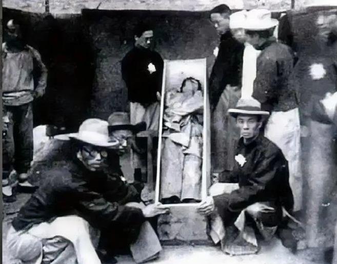 1926年，著名记者邵飘萍，被军阀杀害后，一张罕见的遗容，从照片中我们可以看到，