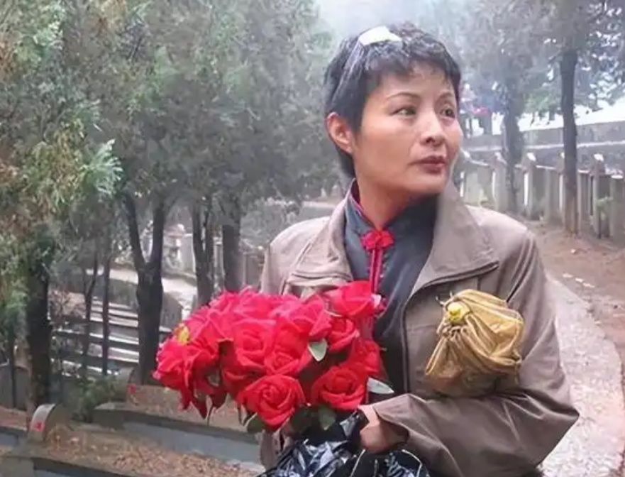 1984年，谢楠因私自开枪为牺牲的战友送行而被开除军籍，20年后，谢楠带着957