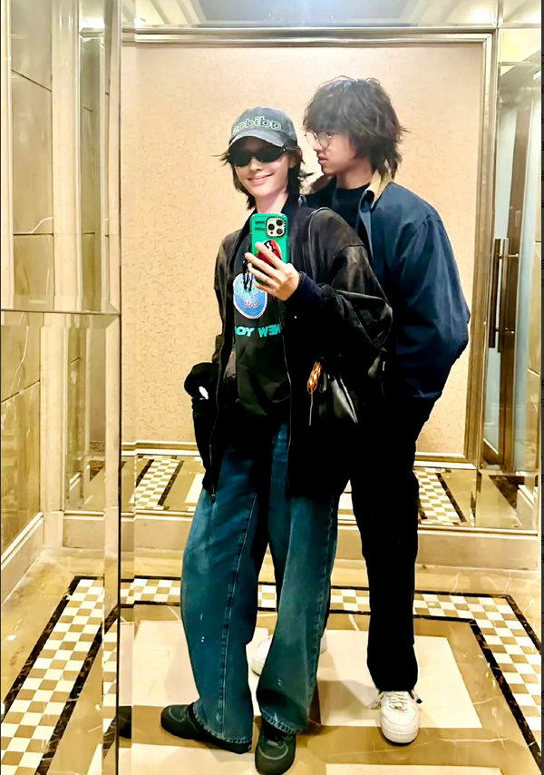 白百合晒出与16岁的儿子合照，还好长的不像爸爸，很像妈妈，青春洋溢，高大帅气。