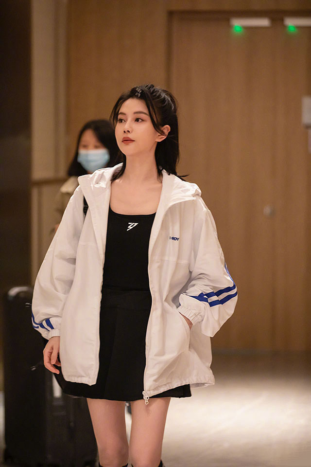 一个冷知识，参加浪姐的吴恙，竟是歌手胡彦斌的经纪人。
这是什么神奇团队。胡彦斌去