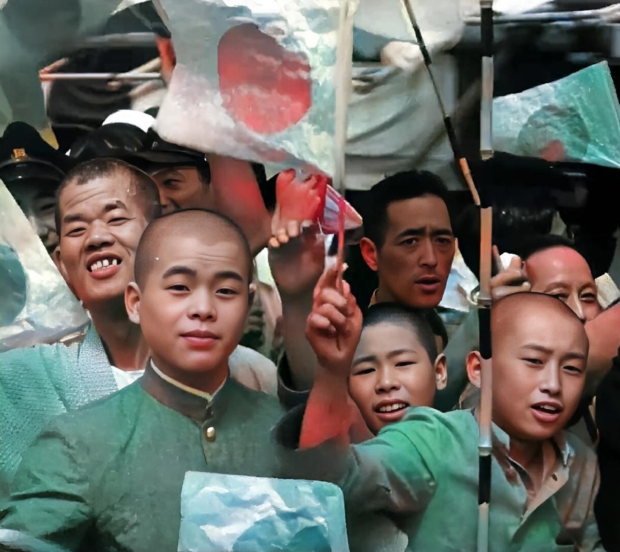 1937年，日本民众手持小旗子走上街头。日本孩子更是挤到最前面，摇着旗子，大声喊