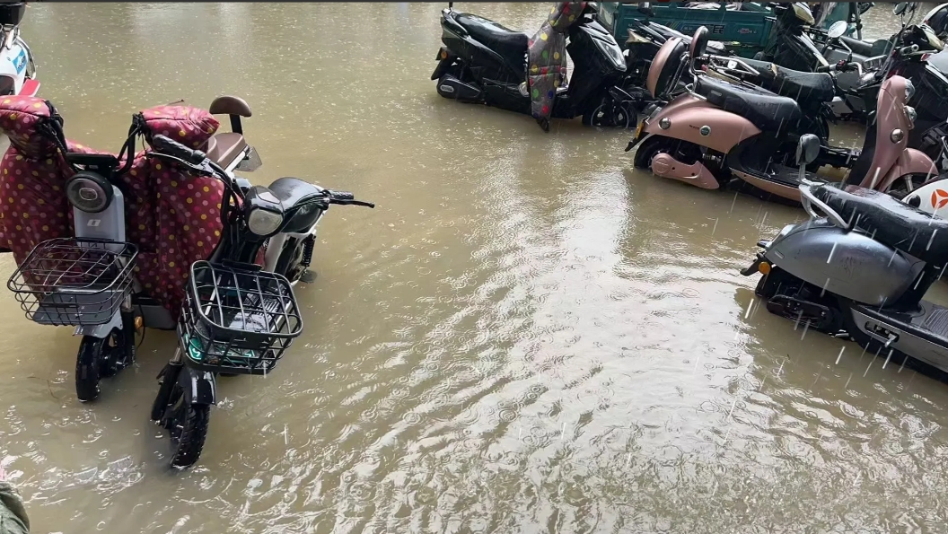 虽然没到720，但郑州这场雨已经下出了720的气质。过了三年，那场雨的阴影一直都