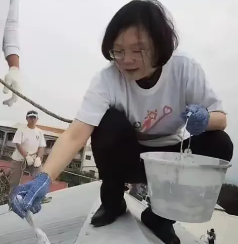 最近，她忙着装修老家的房子，准备在这里颐养天年