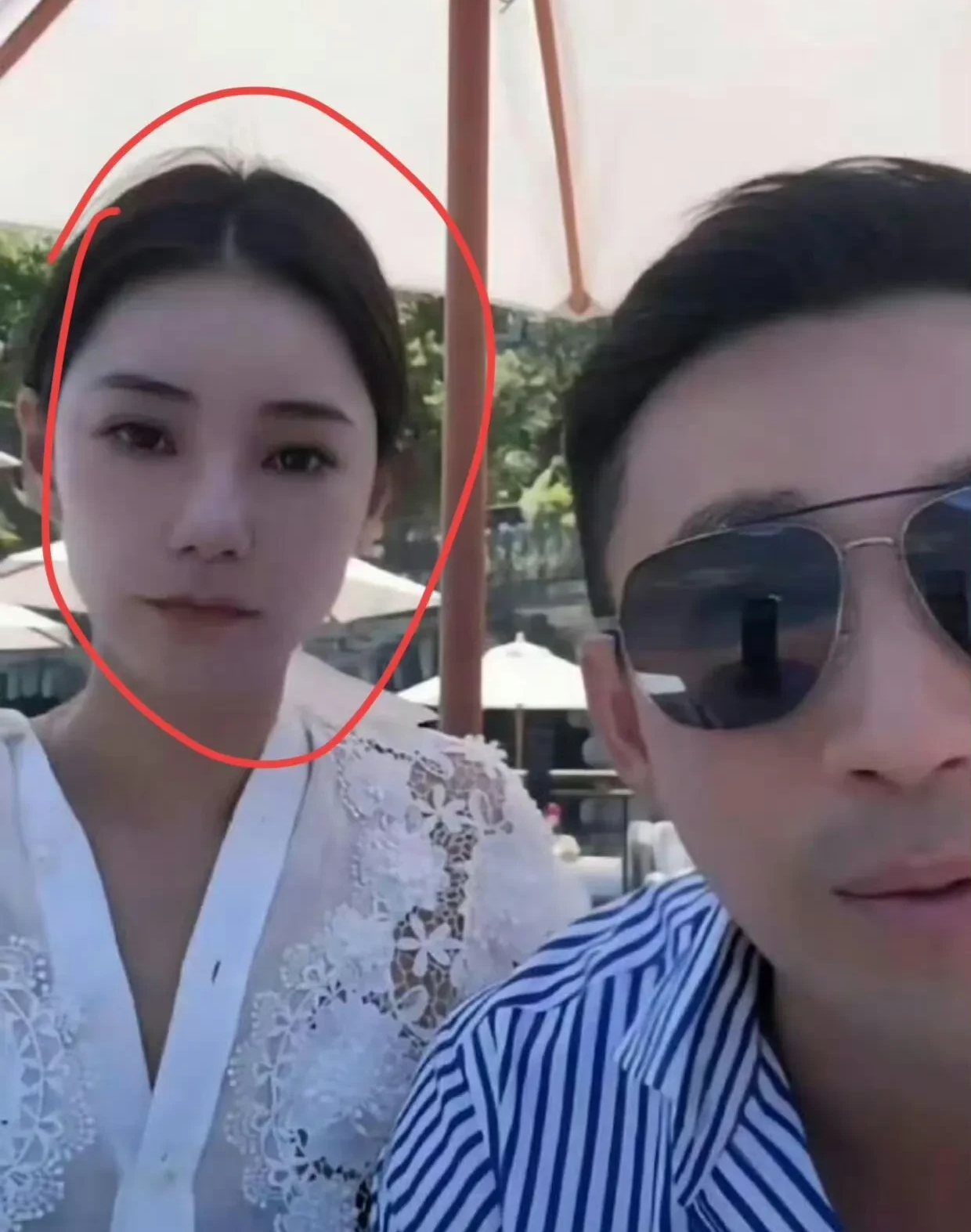 汪小菲、Mandy直播时美颜掉了，第一次看清Mandy的长相
