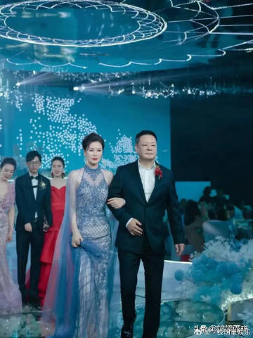 在这场婚礼，婆婆的礼服光彩照人，气质出众，新娘也相当漂亮，但有网友说婆婆不应该这