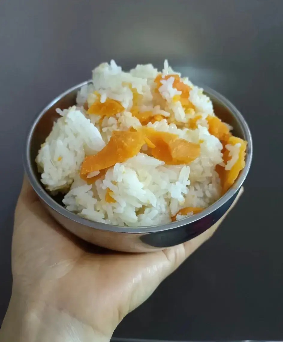 中午下班回家没人，老公电话说在婆婆家，婆婆蒸好米饭买了烤鸭让速去。到了一看是我不