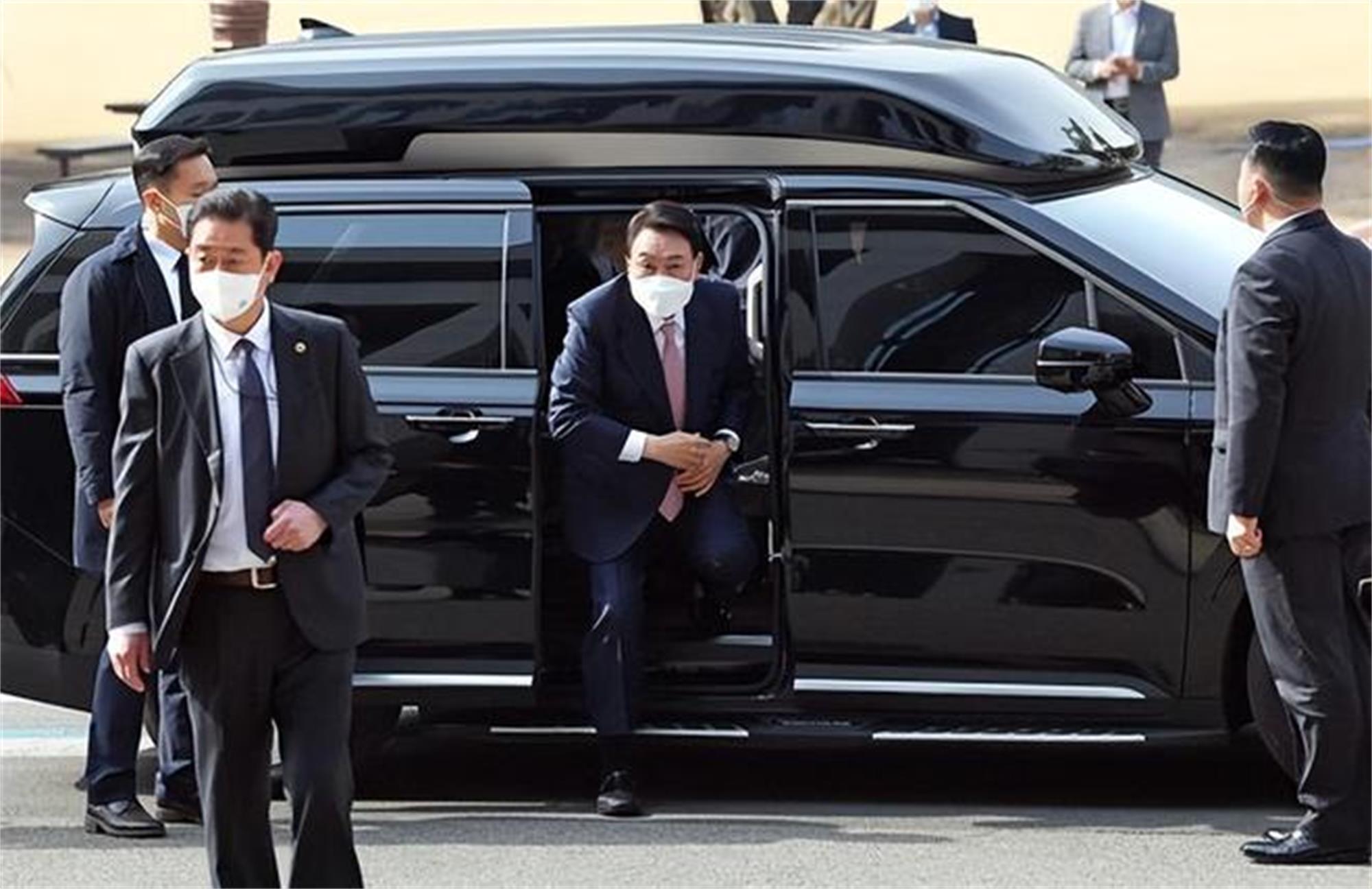 尹桑栽了？韩国法院下达尹锡悦逮捕令，宪政史首次批捕现任总统！