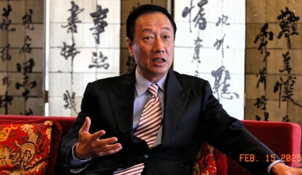 郭台铭警示台海战争后果：美经济恐瞬间崩溃，全球贸易受阻。他强调，台海和平不仅关乎