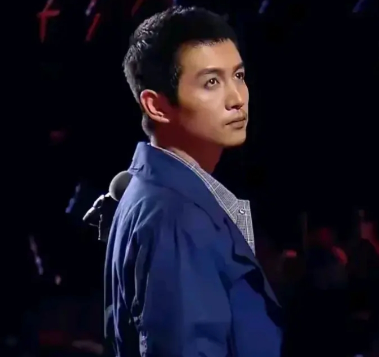 陈晓这样的男人，好看是好看，但说实话，着实不适合做老公！

 爱的时候，看着很深