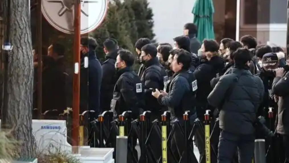 1月3日，韩国公调处尝试抓捕尹锡悦，调查人员同总统警卫部门对峙，难道朴槿惠的下场