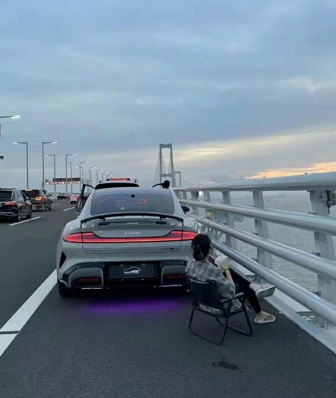 太离谱了！

深中通道开通第一天，就有人违规停车还拿出了露营椅。

更离谱的是，