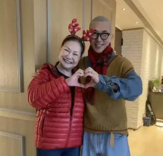 遗产之争要开始了么？还是S妈回台发现家已经被搬空了？导致两人如今撕破脸了？
目前