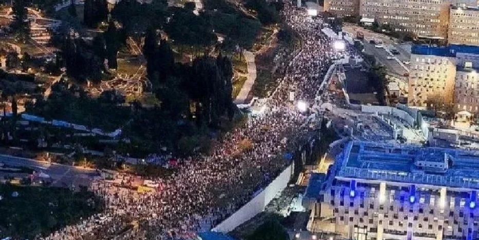 内塔尼亚胡的决策
在以色列内部也引发巨大争议
成千上万以色列人星期天，3月31日