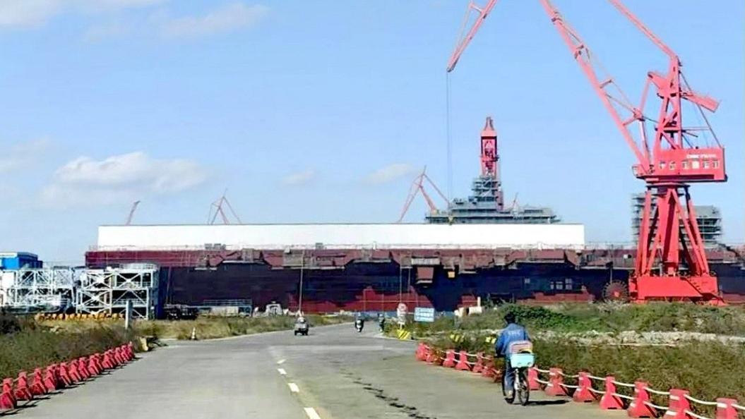 落地大窗？076舰岛新图曝光，身形伟岸，完全不输航母