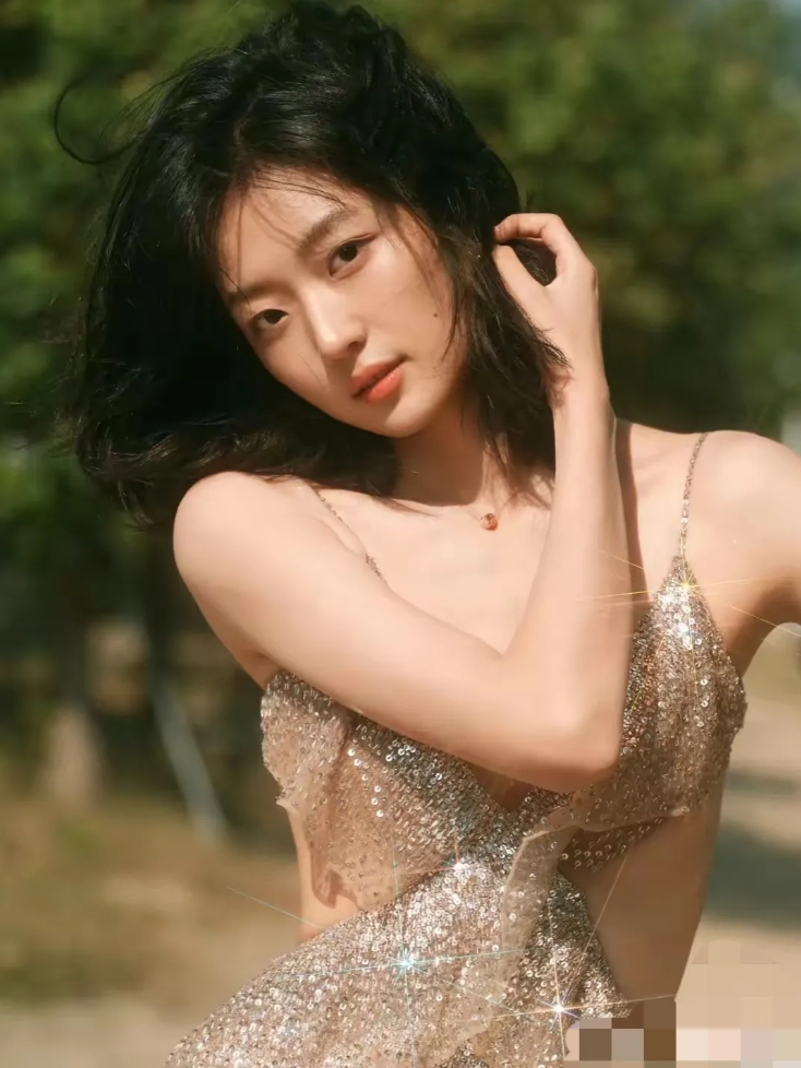 孙千，网友：“长得一般却很上镜！”这套好突破！性感魅力值拉满！

知道孙千，最早