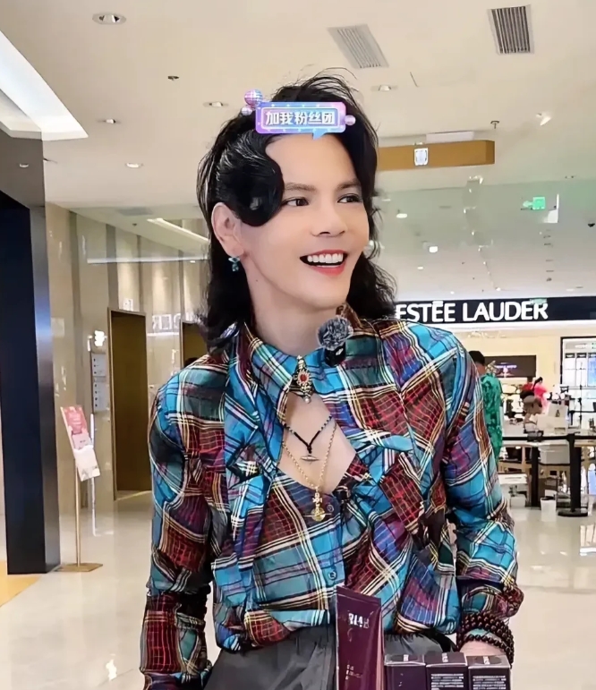 向佐的这个赛道确实够窄的，向华强也不管管他，向家的脸都被他丢尽了。果然能挣钱才是