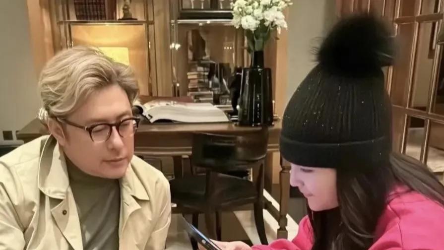 李湘晒王岳伦、王诗龄相聚照，父女俩越长越像，笑起来一模一样
