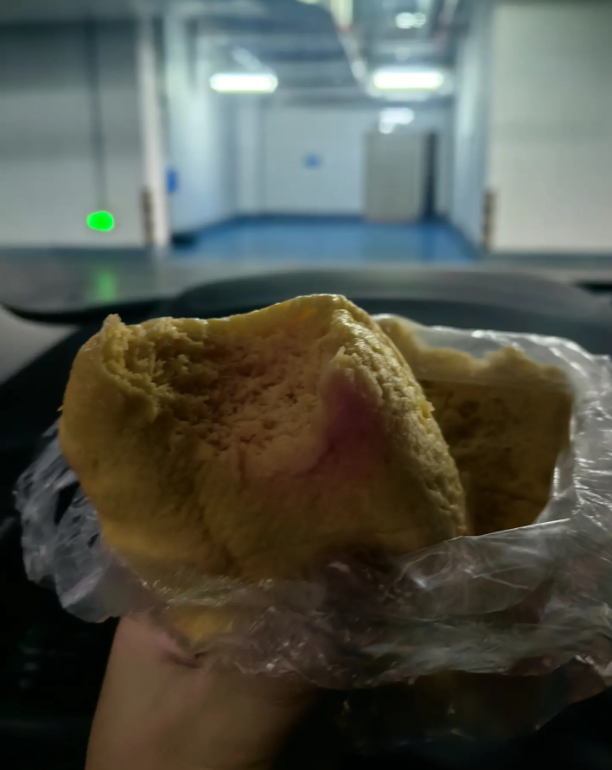 我也是醉了，一时没注意，居然在太平间门口啃馒头