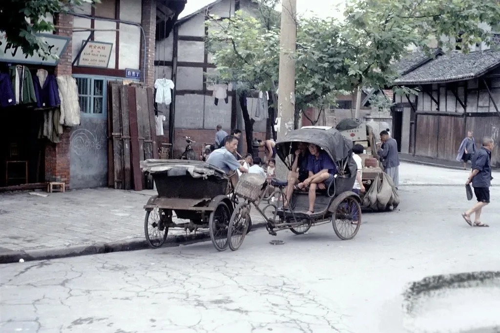 1981 四川成都的一个路口，墙上的街牌三个字 看不清是白还是自什么街 有能认出