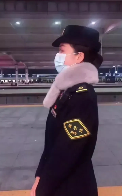 被重庆女列车长的美惊艳到，容貌气质俱佳，配上这身制服尽显女性身材之美。看到这样的