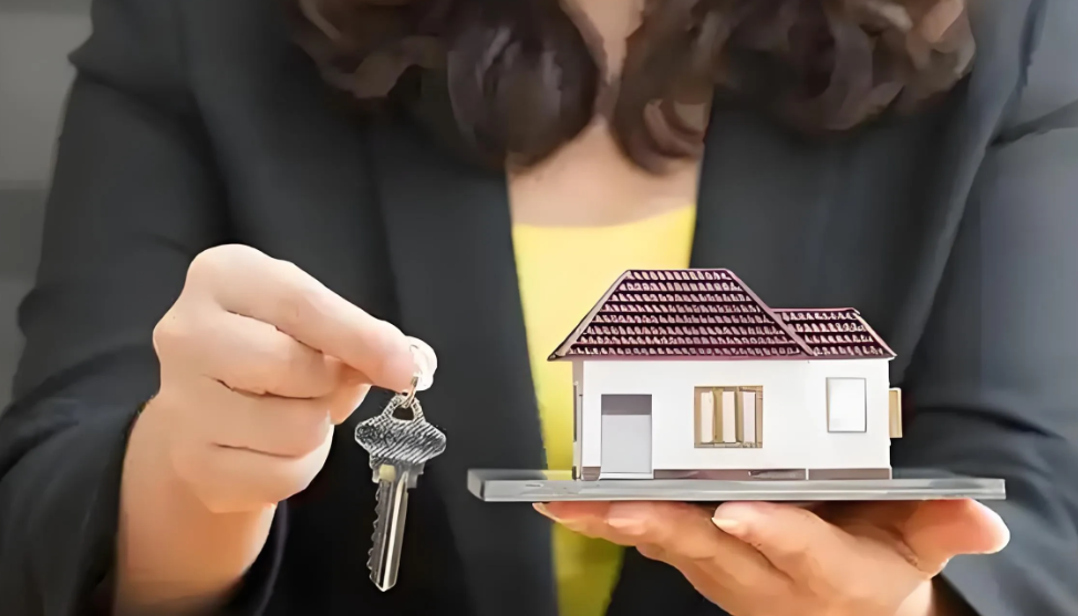 福建厦门，母亲花300多万买了一套房，登记在儿子名下，不料，儿子背着母亲把房产证