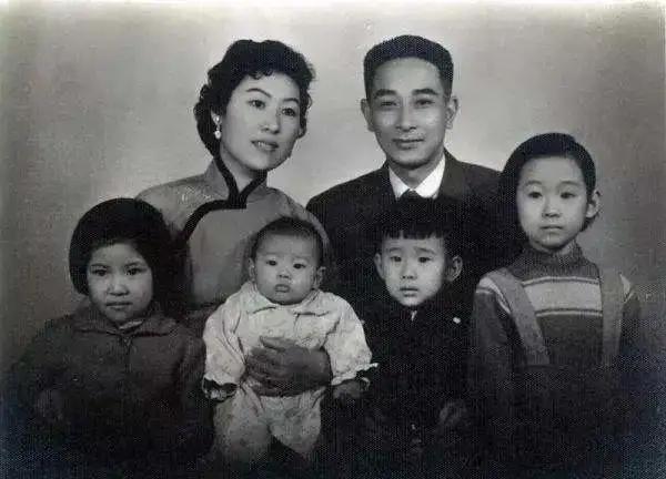在南仰周的记忆中，妻子赵氏的笑容永远定格在那个寒冷的冬日。她的离去仿佛带走了他生