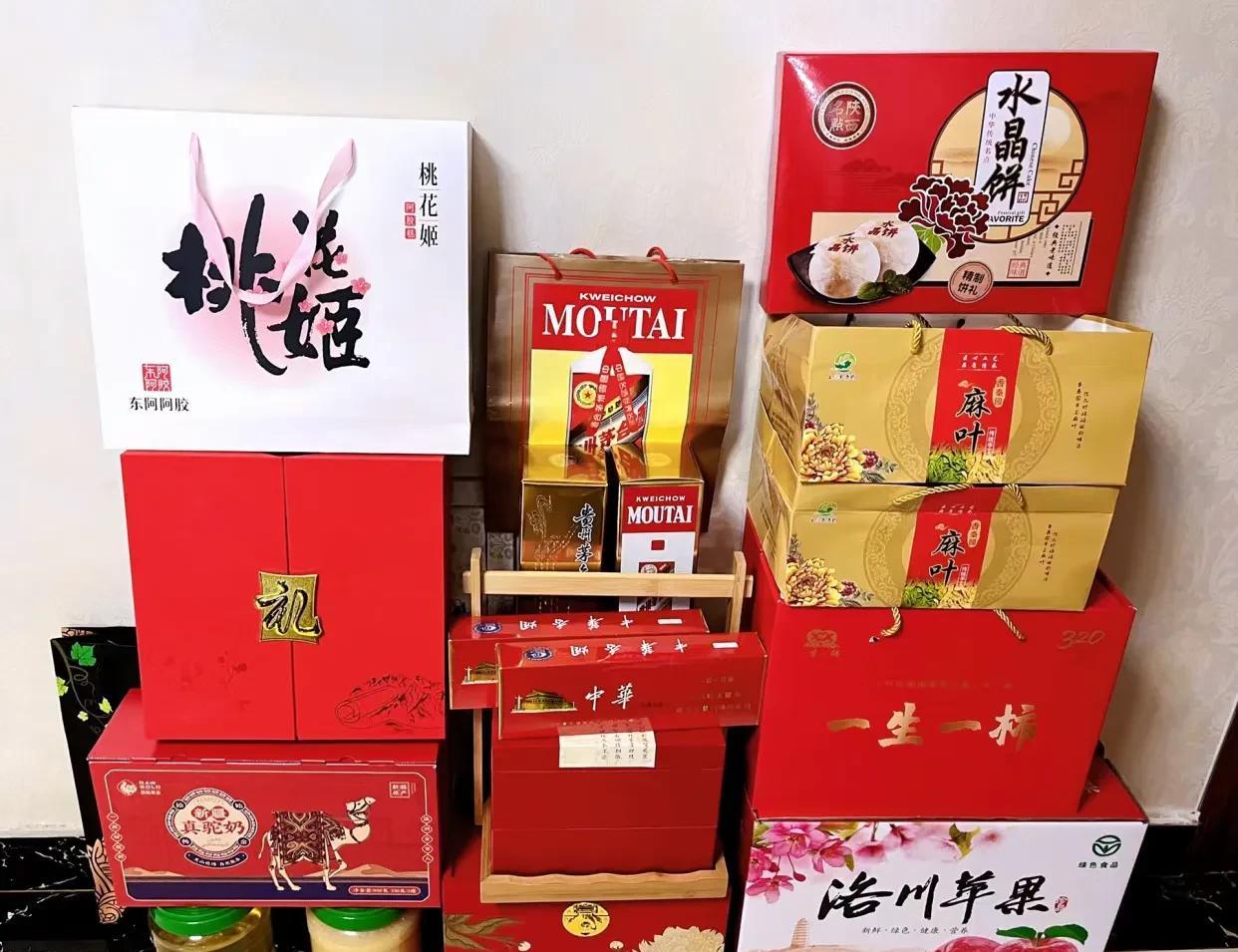 今天，男方父母来家里提亲了，他们提出了下面的条件：
1、男方不出彩礼，女方不带嫁