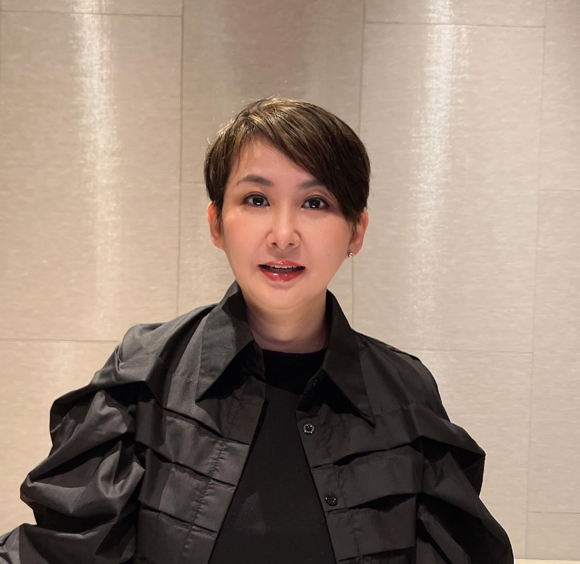 当年她可是香港顶级女歌手，有很多歌曲都很出名，经常听粤语歌曲老歌迷应该都认识她