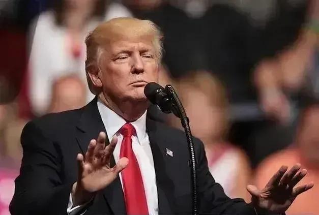 最近，美国国际发展署（USAID）说没钱了，60个高层直接放假。马斯克直接骂，这
